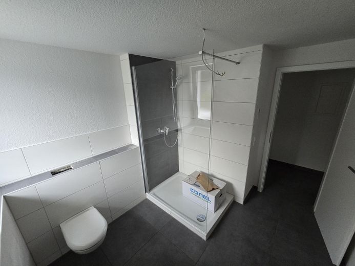 Moderno appartamento di 2,5 locali al piano terra, conforme allo standard KfW-55-EE – efficiente dal punto di vista energetico e dotato di finiture di pregio – Bad
