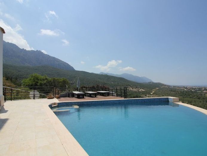 Luxusvilla mit 4 Schlafzimmern und atemberaubendem Panoramablick in Nordzypern – Foto 1
