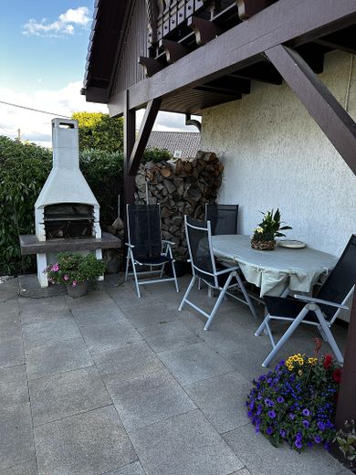 Gepflegtes Einfamilienhaus mit Weitblick und Pool in Kollau – Terrasse mit Grill