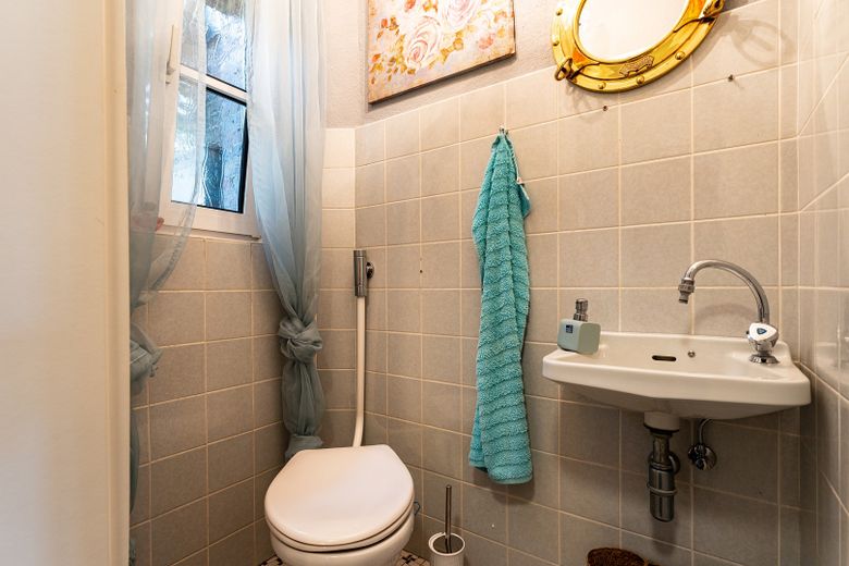 vielseitig verwendbares Zweifamilienwohnhaus im anerkannten Naturschutzgebiet – Gäste WC im EG