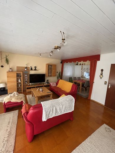 Raum für Familie – Charmantes Einfamilienhaus mit Terrasse und Vollkeller – Wohnzimmer mit Essecke EG