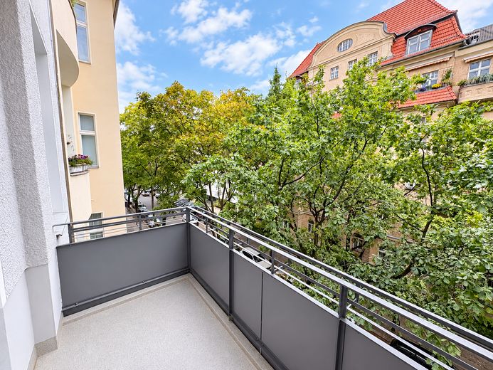 Altbaujuwel in Charlottenburg – 4 Zimmer, Balkon & Aufzug nahe Ku’damm – Balkon