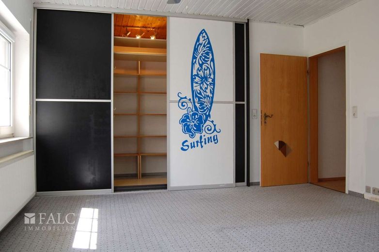 +++Großes Einfamilienhaus mit Option für Vermietung, Praxis- oder Büroräume und schönem Garten+++ – Beg. Kleiderschrank Schlafzimmer_1. OG