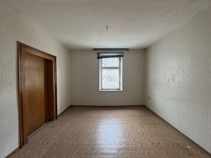 केंद्रीय स्थान में संभावनाओं वाला बहु-परिवारिक मकान – 180m², 11 कमरे – Wohnen