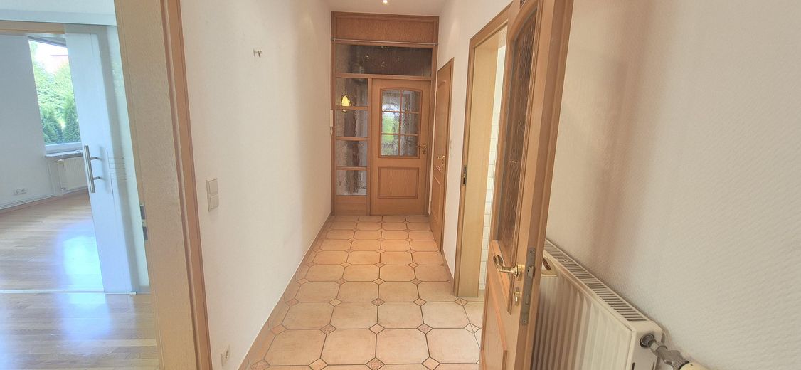120 m² का गर्म विंटरगार्डन, टैरेस और बगीचे सहित – Schleswig में असाधारण अपार्टमेंट – Flur