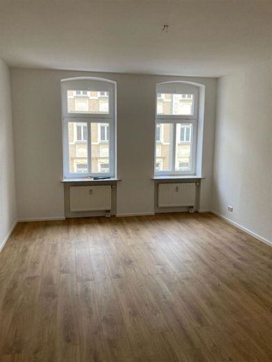 Großzügige 2-Zimmerwohnung mit Vinylbelag, Balkon, Wanne und Dusche! Vormieter verkauft EBK – PHOTO-2021-11-19-11-28-49