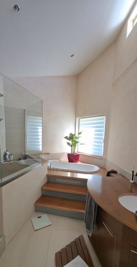 Hochwertiges Architektenhaus mit Wintergarten, Teich und 1.541 m² Grundstück in Albstadt-Tailfingen – Wanne am Fenster