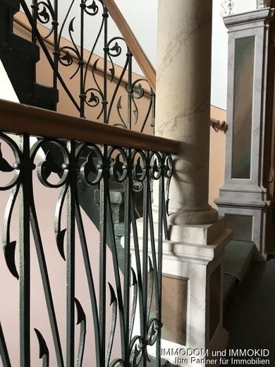 3-Zimmer-Dachgeschoss Wohnung mit BALKON, PKW-Stellplatz und offener Küche im Wohnzimmer zu vermieten! – Detail