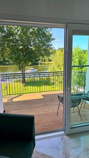 Exklusive Stadtvilla in direkter Wasserlage, Haus am Wasser – Blick aus dem Schlafzimmer 