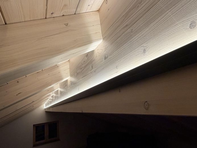 Hochwertige Neubauwohnung mit großzügiger Galerie in ZFH (möbliert) – Sichtdachstuhl Ambiente