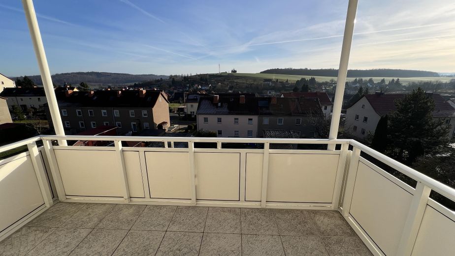 sonnige 3-Raum-Wohnung/Balkon mit Laminat und Einbauküche – Ausblick Balkon
