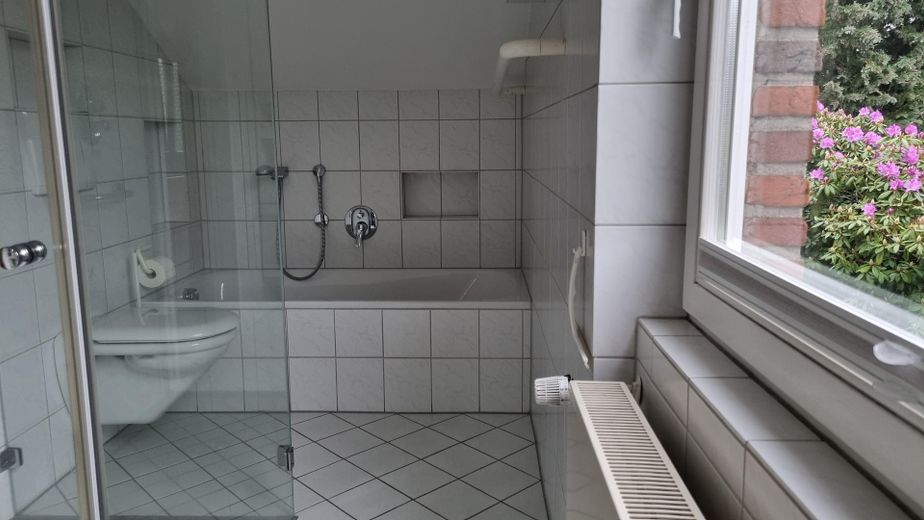 Bad 1 mit Wanne und Dusche