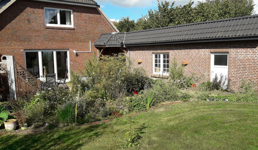 repräsentatives Zweifamilienhaus – Blick vom Garten aus