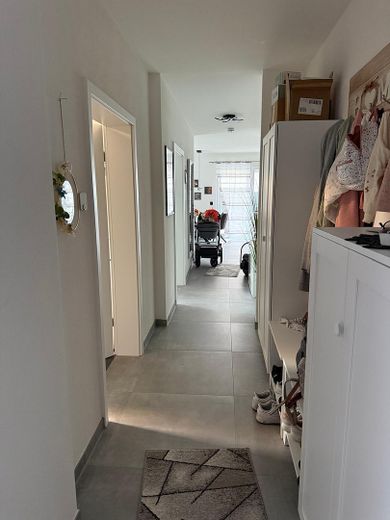 Moderne 3-Zimmer-Gartenwohnung mit hochwertiger Einbauküche – Flur