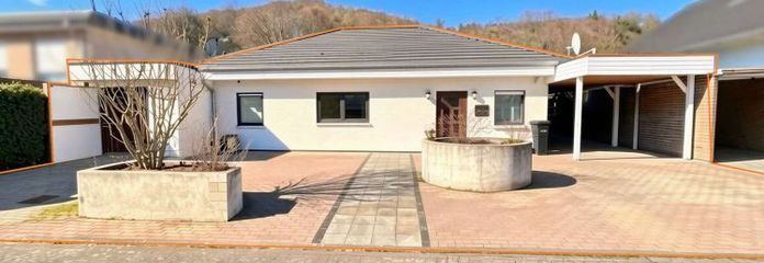 Moderner Bungalow mit großzügigem Garten und Garage