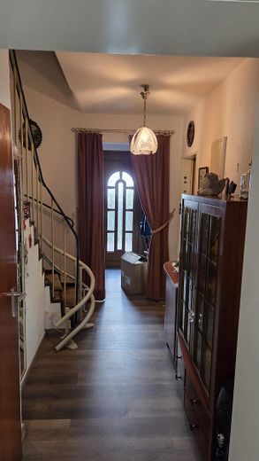 Sin comisión: casa adosada intermedia en Colonia-Esch de particular – Flur Erdgeschoss