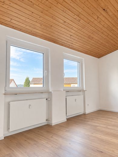 3 habitaciones, balcón y vistas al castillo: vivienda de alta calidad completamente renovada en Königstein – Schlafzimmer mit Ausblick