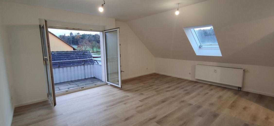 Modernisierte 2-Zimmer Wohnung im 2. OG mit EBK, Balkon, KFZ-Stellplatz und Kellerabteil – Großer Balkon vom Wohnzimmer