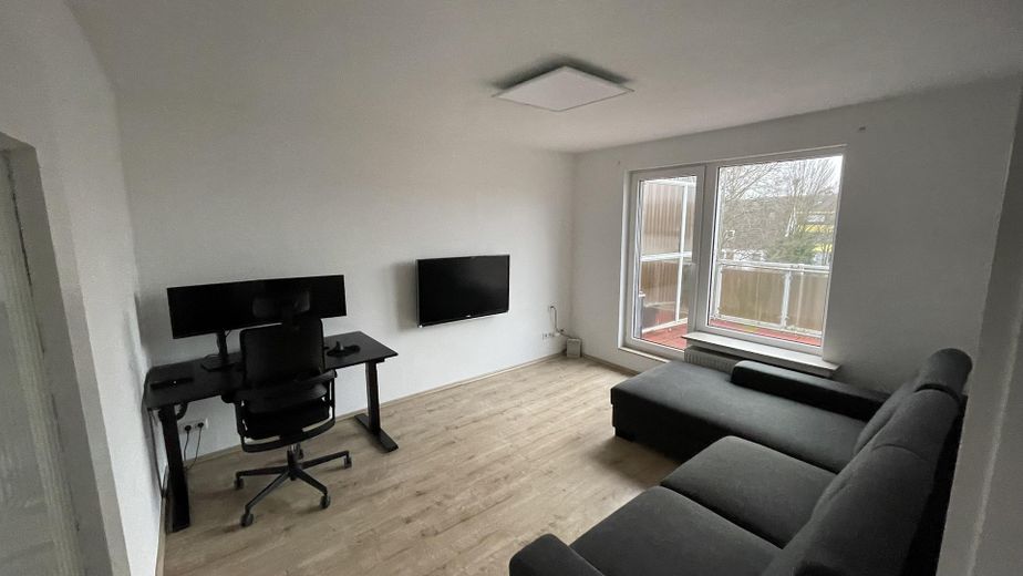 2,5 Raum Südstadt, Balkon 18 m², Wannenbad + Fenster, Energetik erfüllt, viele Dämmungen – Wohnzimmer mit Zugang Balkon