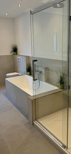 Bad mit Dusche und Badewanne