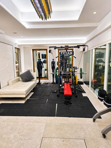 München-Solln’da münhasıran #Komisyonsuz# KfW 55 yeni yapı çok aileli konut, tamamen mobilyalı, 2 havuz, spor salonu, sauna, koi göleti – UG Gym