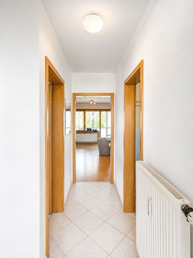 Helle 1-Zimmerwohnung mit verglastem Balkon &amp; Tiefgaragenstellplatz in Germering – Flur