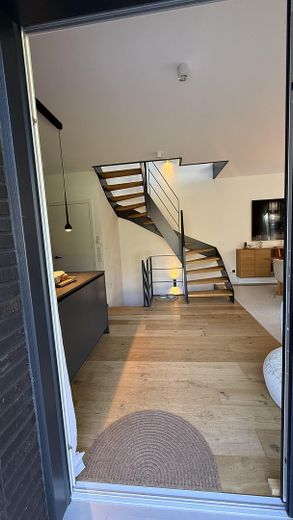 Modernes Endhaus am Brabandkanal mit großem Garten, Dachterrasse und Wellnessbereich – Architekturtreppe /Wohnbereich