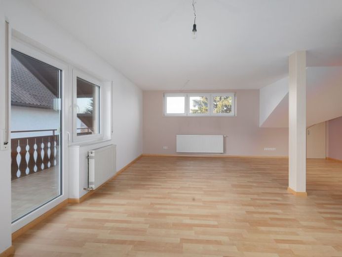 Viel Platz für Generationen – gepflegtes Zweifamilienhaus mit Einliegerwohnung, Garten und zwei Garagen – Foto 1