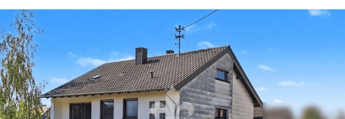 Freistehendes Zweifamilienhaus mit zwei abgeschlossenen Wohneinheiten und großem Grundstück