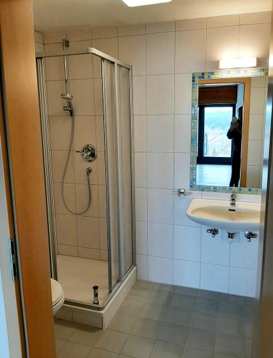 2 schöne 2-Zimmer Wohnungen mit Panoramablick, Balkon u. Küchenzeile u. 2 Duschbädern zu vermieten – DG Bad 1