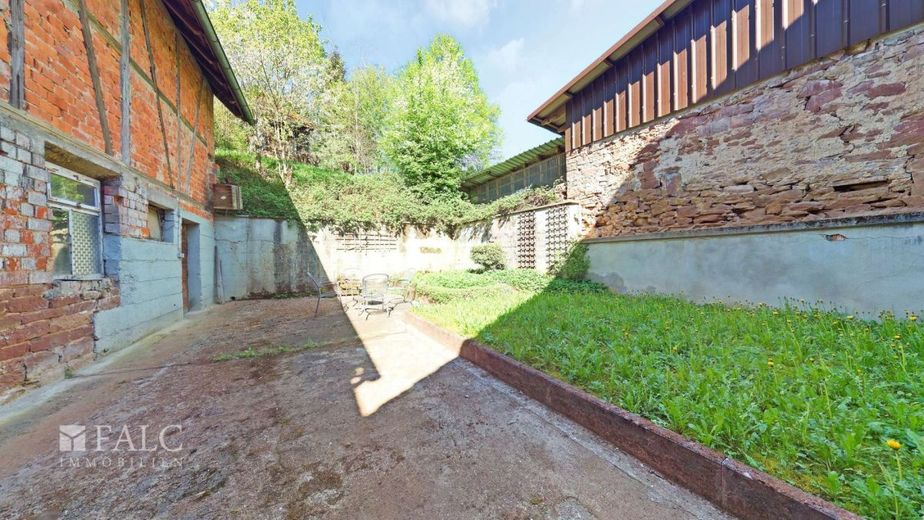 Charmantes Bauernhaus mit angrenzender Scheune und viel Potenzial – Hinterhof / Garten