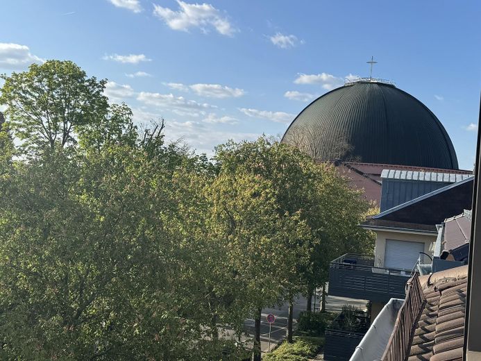 Attraktive DG-Wohnung -  Citylage im Grünen an Kuppelkirche, hohe Lebensqualität; von privat – Blick auf Runde Kirche