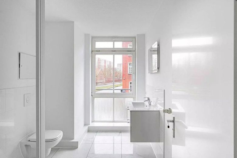 Frisch renoviert: Großzügige 140 m² Etagenwohnung mit Süd-Balkon, Parkett, Duschbad & TG-Stellplatz – Bad