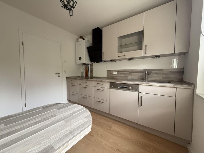 Kernsanierte 3-Zimmer Wohnung im 1. OG mit großem Balkon, Fußbodenheizung und Stellplatz – फोटो 2