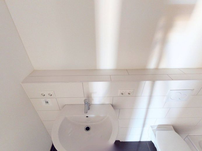 Hell und modern: Große 4-Zimmer-Wohnung mit EBK, 2 BÄDERN und BALKON im Neubauquartier FIELD 4 – Ansicht I: Bad II