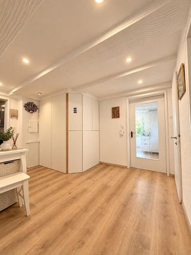 Fully renovated family home with a stunning conservatory, photovoltaic system, heat pump & large outbuilding – Diele EG b