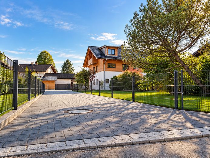 Doppelhaushälfte in Holzmassivbauweise – KfW 40 Plus, ca. 150 m², S/W-Garten & beheiztes KG – Außenansicht Einfahrt
