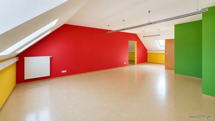 Großzügige Büro- / Praxisfläche auf zwei Ebenen in ruhiger Lage von Moorenweis – Raum 1 im OG