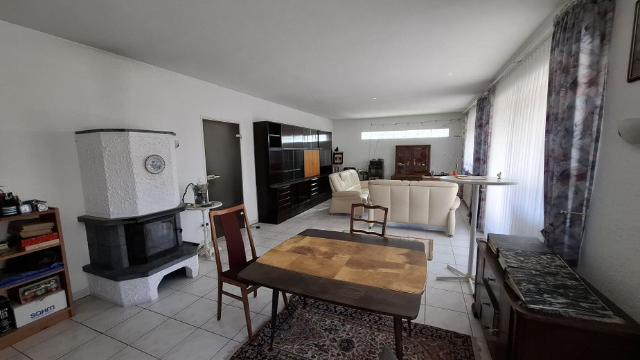 Maison bifamiliale avec jardin mature + 2 garages dans un bon emplacement, sans commission pour l’acheteur – Wohn-Essbereich EG