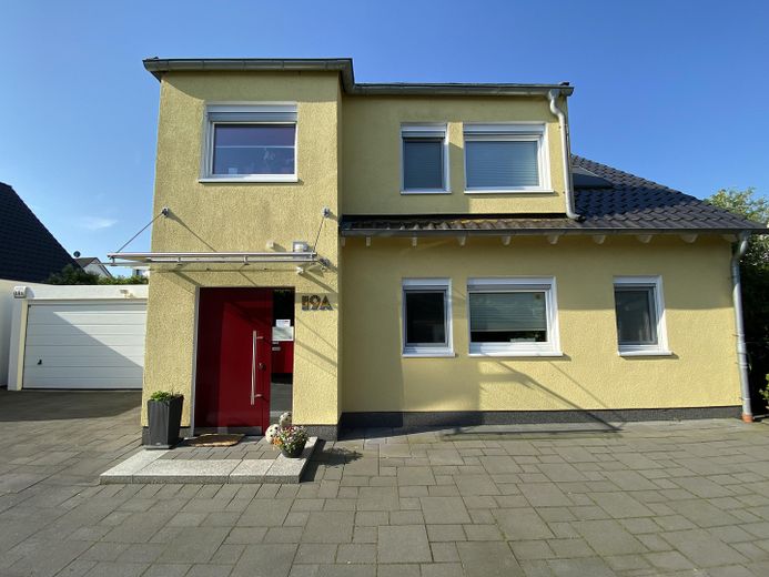 Maison individuelle économe en énergie avec jardin orienté au sud, cheminée, cuisine haut de gamme et garage double – Straßenansicht