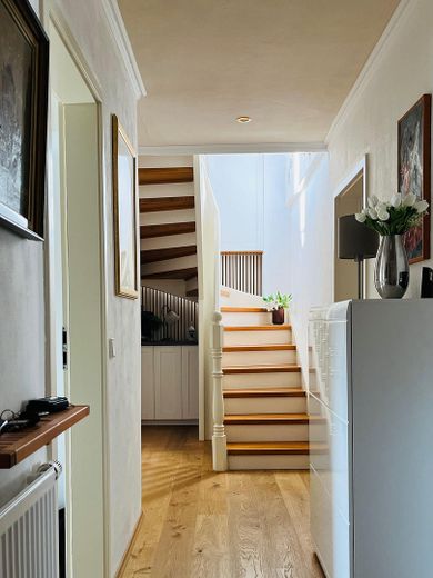 3-Zimmer-Maisonette mit Süd-West-Loggia & Blick über Nürnberg – Flur mit Treppe zum Wohnzimmer