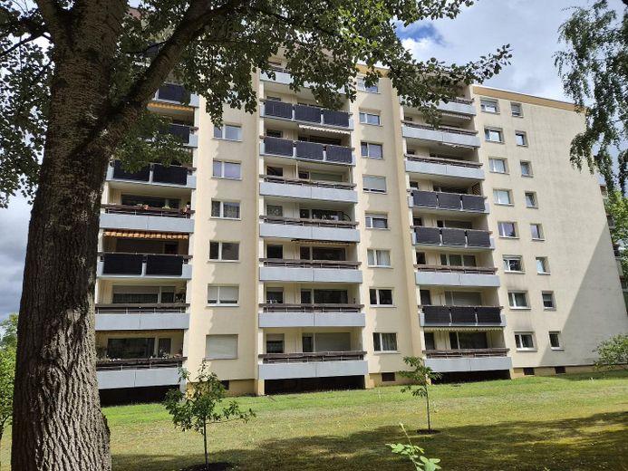 Erlangen-Frauenaurach’ta ankastre mutfaklı, yeni yenilenmiş 2 odalı daire – Gebäude Bild 2
