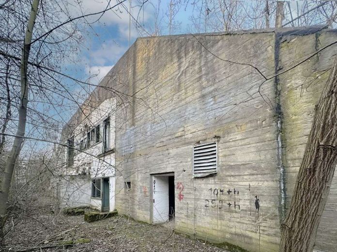 Bez prowizji miejsce inwestycyjne o dużym potencjale komercyjnym z halami, budynkami funkcjonalnymi i 2 bunkrami – Suedost-Ansicht_Hochbunker-1
