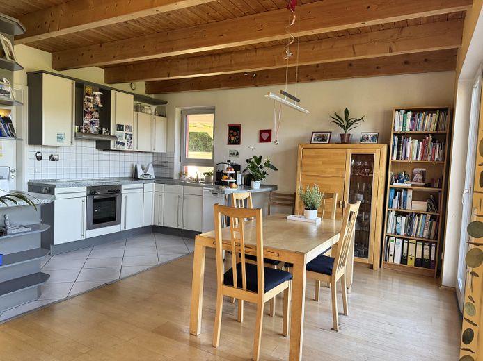 Casa d’architetto straordinaria con galleria e tecnologia energetica sostenibile in posizione soleggiata – Küche