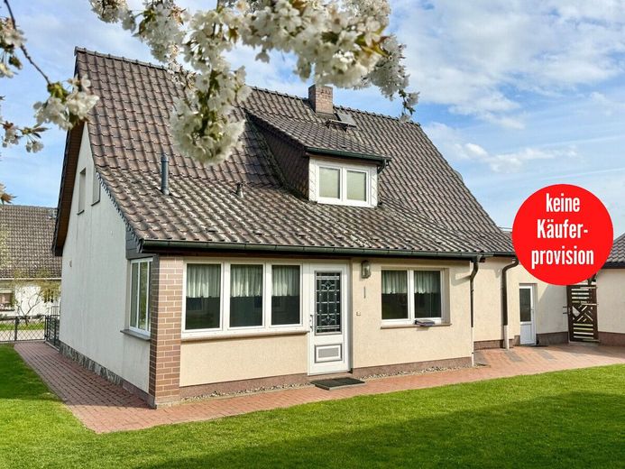 HORN IMMOBILIEN ++ Haus mit Doppelgarage und Nebengebäude in Wodarg bei Altentreptow, ruhige Lage – Hausansicht vom Grundstück