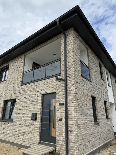 Großzügige 2-Zi. Neubauwohnung Hückelhoven – Außenansicht Eingang/Balkon