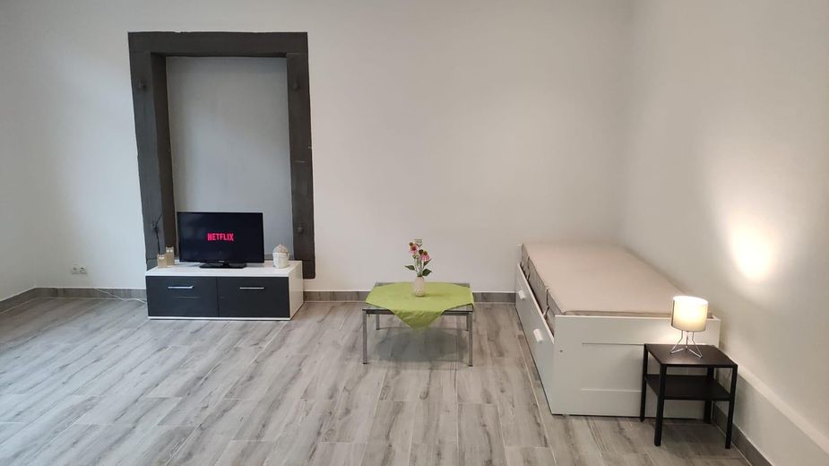 Gemütliche 1-Zimmer-Wohnung teilmöbliert mit Einbauküche barrierefrei – möblierter Wohnbereich