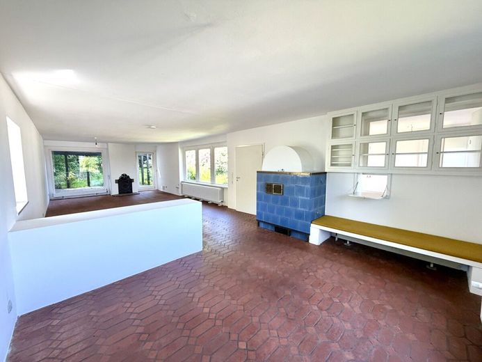 Absolute Rarität: Bungalow in Schildgen mit 6.612 m² Grundstück in direkter Waldrandlage – Blick ins großzügige Wohnzimmer