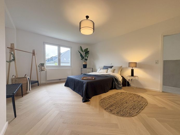 Erstbezug nach Sanierung: Großzügige 4,5-Raum-Familienwohnung mit Balkon & Fischgrätparkett – Elternschlafzimmer/Zugang Bad