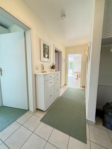 Un chez-soi ensoleillé avec balcon exposé sud - Appartement de 2 pièces à occuper soi-même - Sans commission – Flur